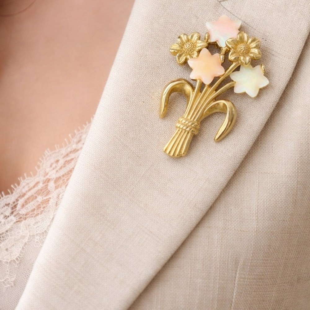 Brooch Vintage Mother of Pearl Floral Gold Tone Bouquet Mid Century Star Flowers